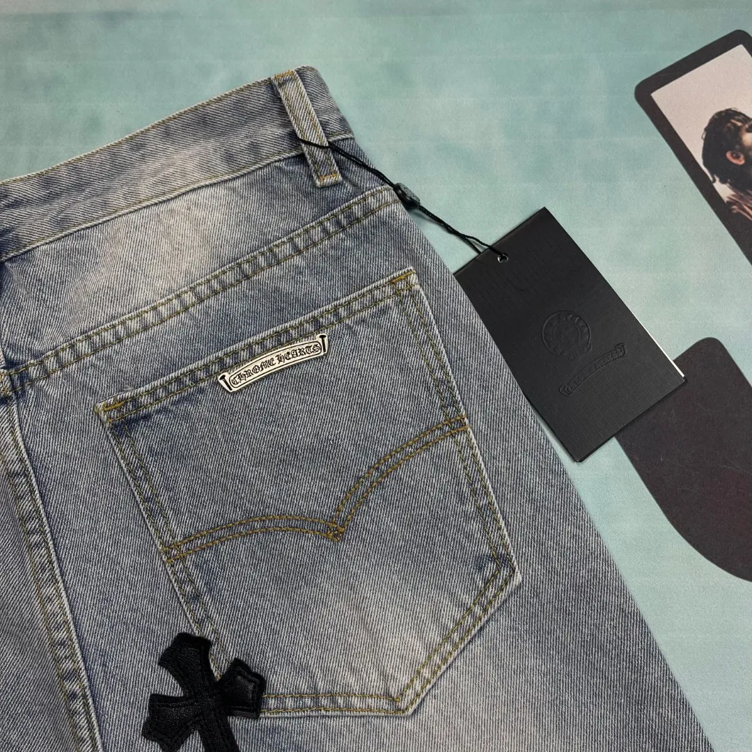 🅿️236 🔘Style No.-KL153 🔘Cro Heart𝐂𝐡𝐫𝐨𝐦𝐞 𝐇𝐞𝐚𝐫𝐭 Classic CH Light Blue Cross Patch Leather Jeans* These Croix Heart Jeans are unique. High-quality denim fabrics are carefully selected and subjected to a special washing process to present retro color and texture, giving it a full texture. The iconic blue cross patch is made of fine cutting technology and carefully sewn on the trousers, making it strong and beautiful. The raw edges of the trousers are carefully distressed by hand, giving them a casual and uninhibited style. When paired with it, it can be paired with a simple solid-color sweatshirt and sneakers to create a casual street style; paired with a black motorcycle jacket and Martin boots to show a cool and punk style; combined with a slim shirt and leather shoes, it can create a yuppie gentleman look and can be easily adapted to various occasions.  Size: S M L XL (28.30.32.34) Color: Light Blue